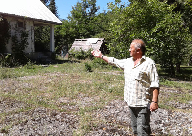 ЖИТЕЉИ СЕЛА УЗНЕМИРЕНИ ДОЛАСКОМ АЛБАНСКЕ ПОЛИЦИЈЕ: Шта ће њихове патроле испод наших комова? 
